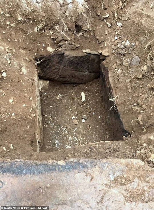  Đặt ống nước, vô tình mở cửa mộ cổ 4.000 năm  - Ảnh 3.