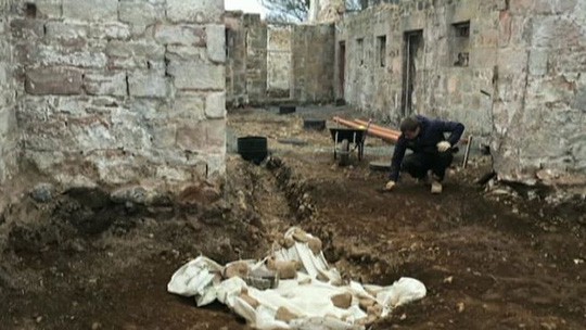  Đặt ống nước, vô tình mở cửa mộ cổ 4.000 năm  - Ảnh 4.