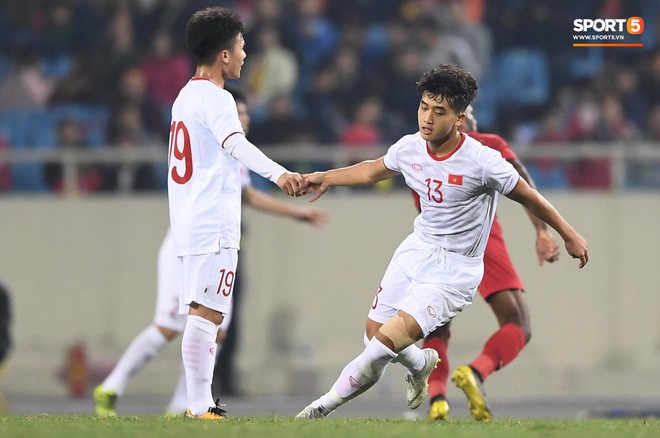 Bật mí mảnh giấy HLV Park Hang-seo nhắc bài Quang Hải trước khi U23 Việt Nam ghi bàn vào lưới Indonesia - Ảnh 2.