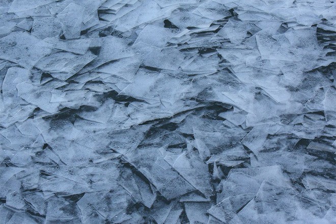 Cảnh tượng kỳ thú, mặt hồ đóng băng vỡ thành hàng triệu mảnh - Ảnh 12.