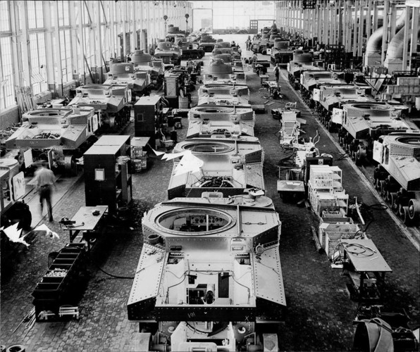 Bên trong các nhà máy sản xuất xe tăng thời Thế chiến thứ 2 - Ảnh 12.