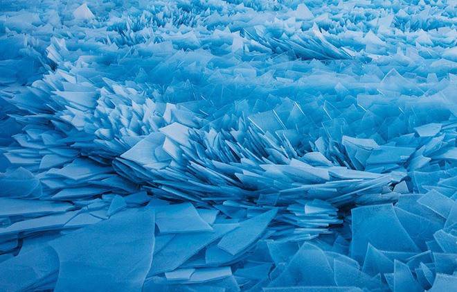 Cảnh tượng kỳ thú, mặt hồ đóng băng vỡ thành hàng triệu mảnh - Ảnh 3.