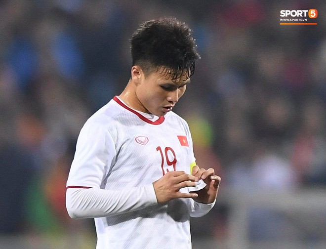Bật mí mảnh giấy HLV Park Hang-seo nhắc bài Quang Hải trước khi U23 Việt Nam ghi bàn vào lưới Indonesia - Ảnh 3.