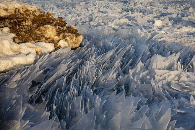 Cảnh tượng kỳ thú, mặt hồ đóng băng vỡ thành hàng triệu mảnh - Ảnh 6.
