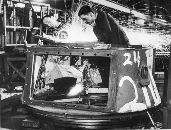 Bên trong các nhà máy sản xuất xe tăng thời Thế chiến thứ 2 - Ảnh 6.
