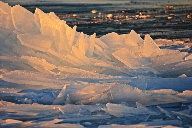Cảnh tượng kỳ thú, mặt hồ đóng băng vỡ thành hàng triệu mảnh - Ảnh 9.
