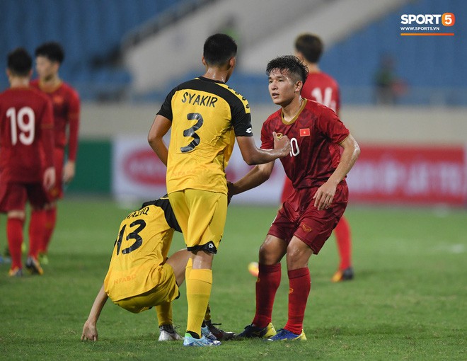 Tuyển thủ U23 Brunei nhập viện khẩn cấp sau pha va chạm cực mạnh với cầu thủ U23 Thái Lan - Ảnh 10.