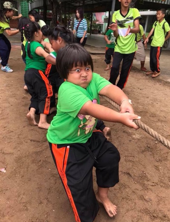 Biểu cảm đáng yêu của bé gái khi chơi kéo co gây sốt MXH hôm nay, dân mạng còn rút ra bài học này - Ảnh 2.