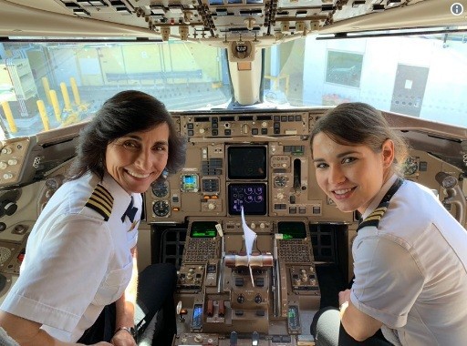 Mẹ và con gái cùng điều khiển một chuyến bay - Ảnh 1.