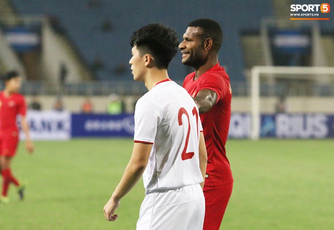 Hài hước nhìn cầu thủ ông chú U23 Indonesia cố gắng bắt chuyện làm thân với Đình Trọng - Ảnh 3.