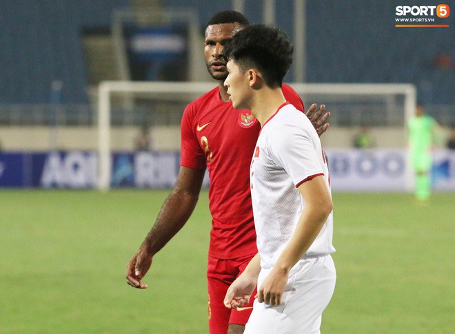 Hài hước nhìn cầu thủ ông chú U23 Indonesia cố gắng bắt chuyện làm thân với Đình Trọng - Ảnh 4.