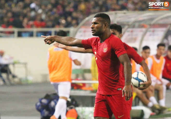 Hài hước nhìn cầu thủ ông chú U23 Indonesia cố gắng bắt chuyện làm thân với Đình Trọng - Ảnh 7.