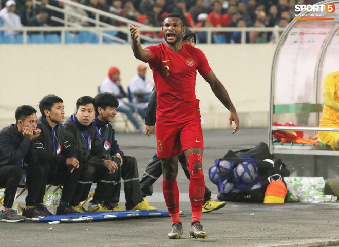 Hài hước nhìn cầu thủ ông chú U23 Indonesia cố gắng bắt chuyện làm thân với Đình Trọng - Ảnh 8.