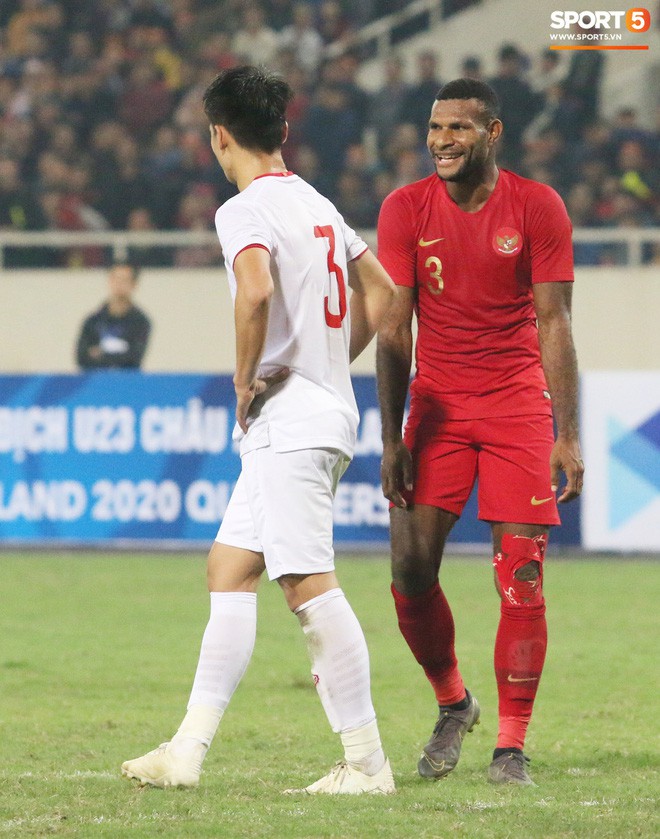 Hài hước nhìn cầu thủ ông chú U23 Indonesia cố gắng bắt chuyện làm thân với Đình Trọng - Ảnh 9.