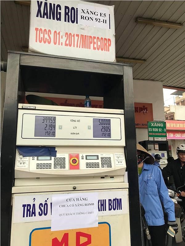 Nhiều cửa hàng ở Hà Nội thông báo hết xăng A95 - Ảnh 1.