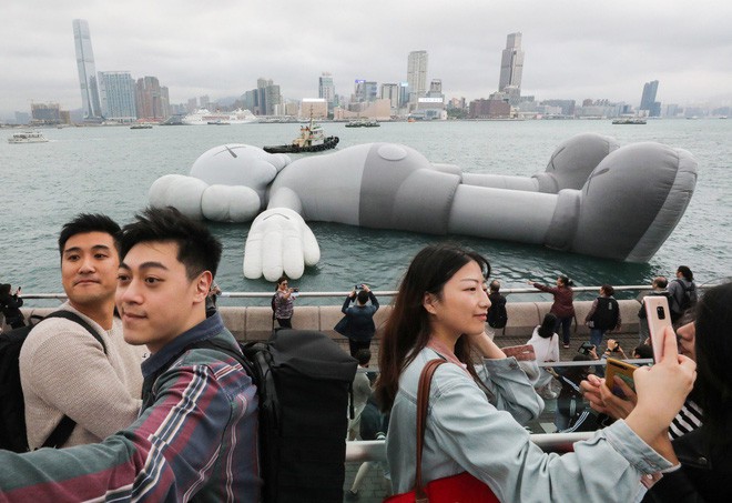 Nhìn người bạn cao su 40 tấn lững lờ trôi ở Hồng Kông, ai cũng ước có 1 ngày được nằm thảnh thơi ngắm mây trời như thế - Ảnh 12.