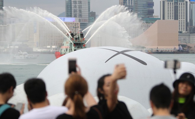 Nhìn người bạn cao su 40 tấn lững lờ trôi ở Hồng Kông, ai cũng ước có 1 ngày được nằm thảnh thơi ngắm mây trời như thế - Ảnh 13.