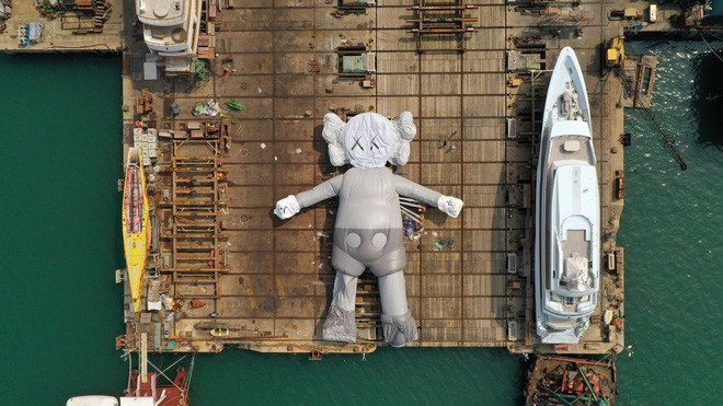 Nhìn người bạn cao su 40 tấn lững lờ trôi ở Hồng Kông, ai cũng ước có 1 ngày được nằm thảnh thơi ngắm mây trời như thế - Ảnh 4.
