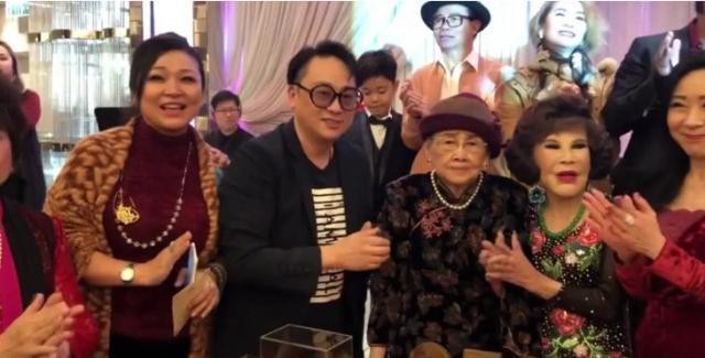 Hé lộ hình ảnh từ bữa tiệc tiêu tốn 7 tỷ đồng, la liệt quà dát vàng mừng thọ 95 tuổi của mẹ Mai Diễm Phương - Ảnh 9.