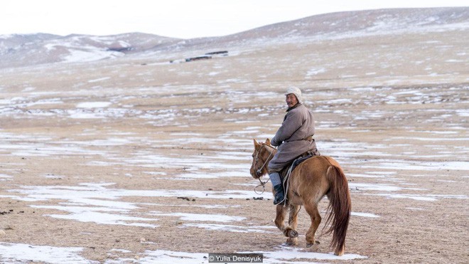 Lễ hội trên hồ đóng băng kỳ lạ của người Mông Cổ: Lạnh kinh hoàng nhưng đẹp đến mê mẩn - Ảnh 10.