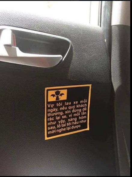 Bước lên taxi, mảnh giấy dán trên cánh cửa xe khiến hành khách bật cười  - Ảnh 1.