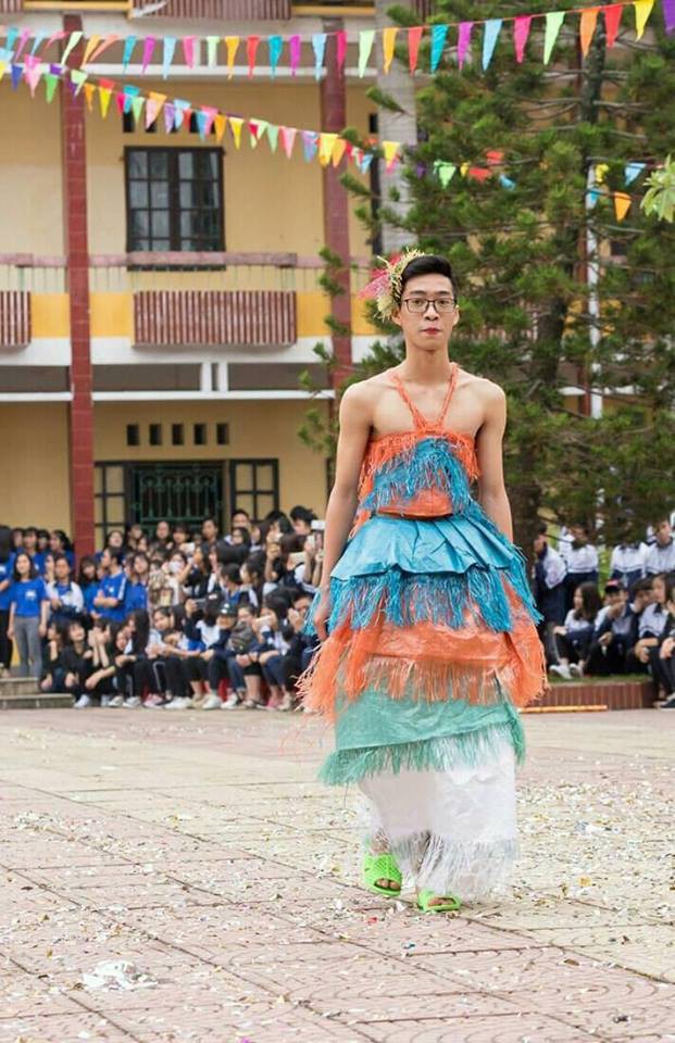 Dàn nam sinh mặc váy tự chế siêu sexy trình diễn catwalk gây bão share Facebook - Ảnh 5.