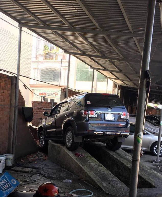 Tai nạn hy hữu gây xôn xao chiều nay: Nhân viên rửa xe đạp nhầm chân ga, đâm sập tường gara - Ảnh 3.