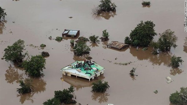 Làm việc tốt, người phụ nữ 71 tuổi được tỷ phú giàu nhất Zimbabwe tặng nhà, chu cấp tiền mỗi tháng - Ảnh 2.