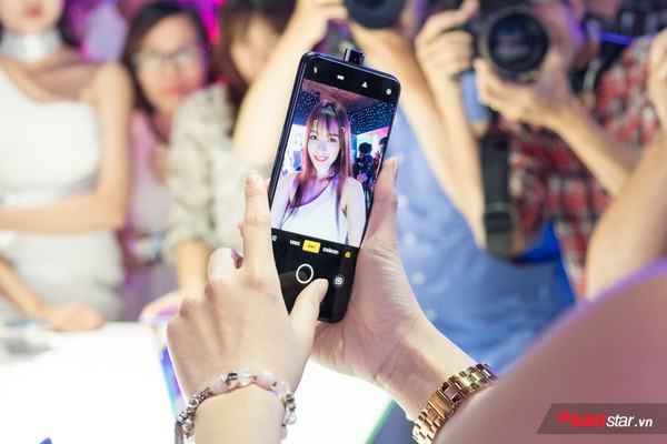 OPPO F11 Pro ra mắt tại Việt Nam: Camera selfie tàng hình độc đáo, camera sau 48 MP - Ảnh 1.