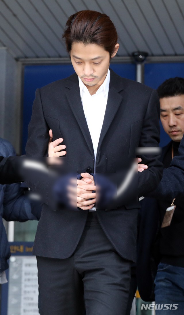 Jung Joon Young chính thức bị áp giải sang văn phòng công tố: Trói bằng dây thừng, còng tay, mặt mũi bơ phờ - Ảnh 3.