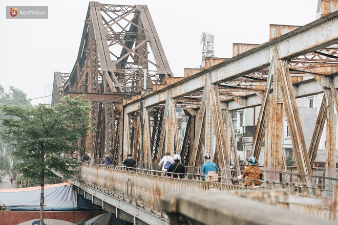 Những minh chứng tình yêu của các cặp đôi Hà Nội đang giết chết cầu Long Biên như thế nào? - Ảnh 7.