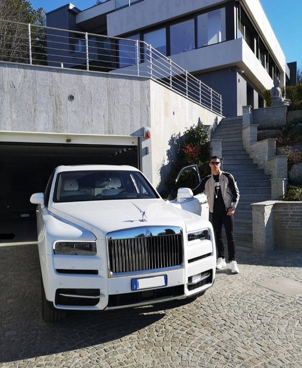 Siêu xe Rolls-Royce Ghost giá 10 tỉ mà Cristiano Ronaldo vừa mua có gì đặc biệt? - Ảnh 1. Siêu xe Rolls-Royce Ghost giá 10 tỉ mà Cristiano Ronaldo vừa mua có gì đặc biệt? - Ảnh 1.
