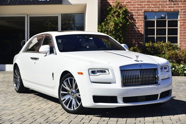 Siêu xe Rolls-Royce Ghost giá 10 tỉ mà Cristiano Ronaldo vừa mua có gì đặc biệt? - Ảnh 2.