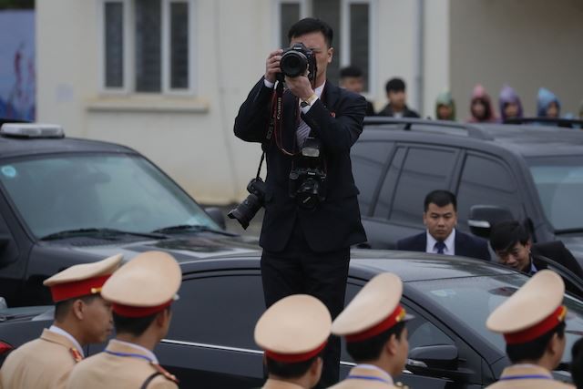 Những phóng viên Triều Tiên lặng lẽ chuyên tâm tác nghiệp tại Việt Nam - Ảnh 2.