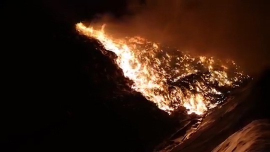 Cháy lớn tại khu xử lý rác, khói bốc cao hàng chục mét - Ảnh 1.