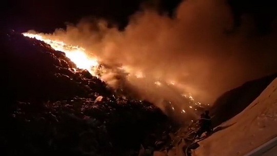 Cháy lớn tại khu xử lý rác, khói bốc cao hàng chục mét - Ảnh 3.