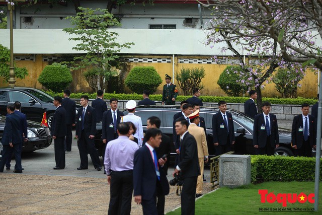Soi dàn cận vệ áo đen của nhà lãnh đạo Kim Jong-un tại Hà Nội - Ảnh 2.