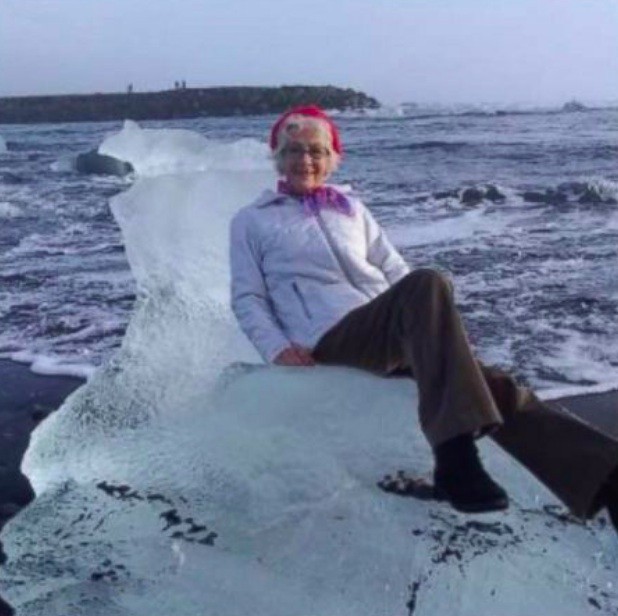 Ngồi trên tảng băng để chụp ảnh tự sướng, bà cụ bị sóng đánh dạt ra biển - Ảnh 1.