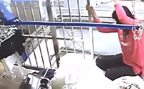 Leo lên nóc tòa nhà 17 tầng ép chồng thừa nhận chuyện ngoại tình, người phụ nữ nhận kết đắng - Ảnh 1. Leo lên nóc tòa nhà 17 tầng ép chồng thừa nhận chuyện ngoại tình, người phụ nữ nhận kết đắng - Ảnh 1.