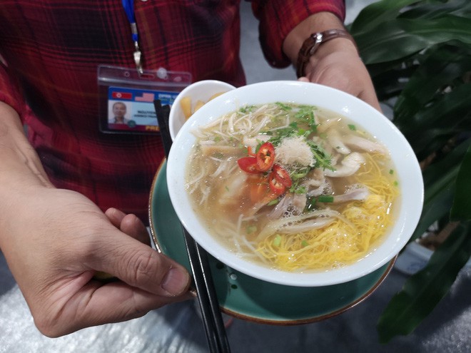 Phóng viên Pháp: Tôi chưa tác nghiệp ở đâu được “chiều” như tại Hà Nội - Ảnh 11. Phóng viên Pháp: Tôi chưa tác nghiệp ở đâu được “chiều” như tại Hà Nội - Ảnh 11.