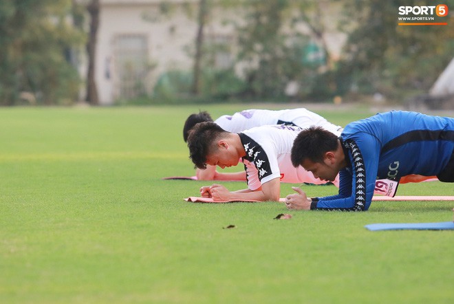 Duy Mạnh ngái ngủ, uể oải trên sân tập sau chuyến đi dài cùng CLB Hà Nội - Ảnh 12. Duy Mạnh ngái ngủ, uể oải trên sân tập sau chuyến đi dài cùng CLB Hà Nội - Ảnh 12.