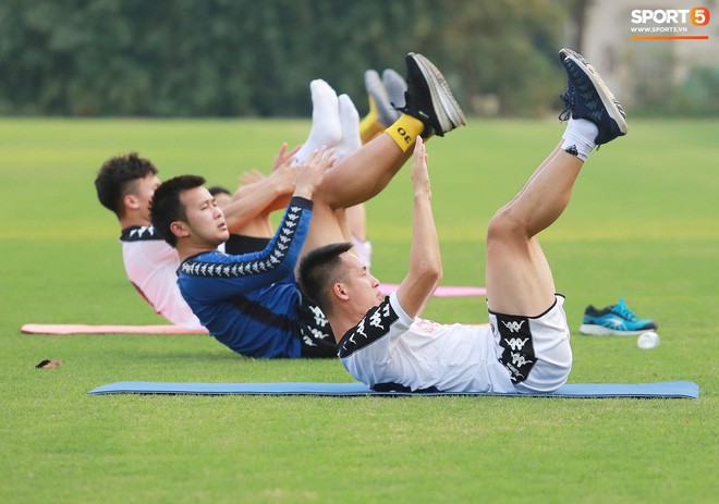 Duy Mạnh ngái ngủ, uể oải trên sân tập sau chuyến đi dài cùng CLB Hà Nội - Ảnh 13. Duy Mạnh ngái ngủ, uể oải trên sân tập sau chuyến đi dài cùng CLB Hà Nội - Ảnh 13.