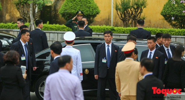 Soi dàn cận vệ áo đen của nhà lãnh đạo Kim Jong-un tại Hà Nội - Ảnh 3.