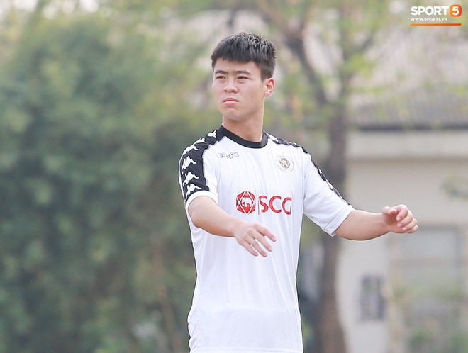 Duy Mạnh ngái ngủ, uể oải trên sân tập sau chuyến đi dài cùng CLB Hà Nội - Ảnh 3. Duy Mạnh ngái ngủ, uể oải trên sân tập sau chuyến đi dài cùng CLB Hà Nội - Ảnh 3.