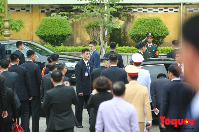 Soi dàn cận vệ áo đen của nhà lãnh đạo Kim Jong-un tại Hà Nội - Ảnh 4.
