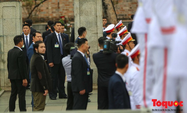 Soi dàn cận vệ áo đen của nhà lãnh đạo Kim Jong-un tại Hà Nội - Ảnh 5.