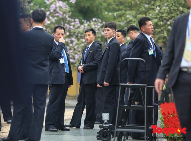 Soi dàn cận vệ áo đen của nhà lãnh đạo Kim Jong-un tại Hà Nội - Ảnh 6.