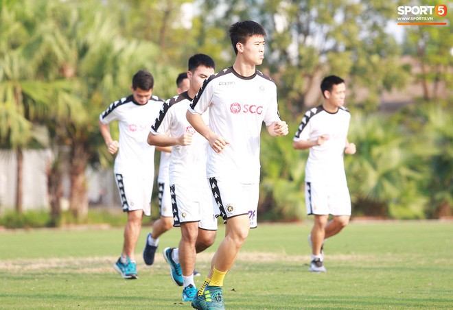 Duy Mạnh ngái ngủ, uể oải trên sân tập sau chuyến đi dài cùng CLB Hà Nội - Ảnh 6. Duy Mạnh ngái ngủ, uể oải trên sân tập sau chuyến đi dài cùng CLB Hà Nội - Ảnh 6.