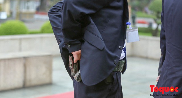 Soi dàn cận vệ áo đen của nhà lãnh đạo Kim Jong-un tại Hà Nội - Ảnh 7.