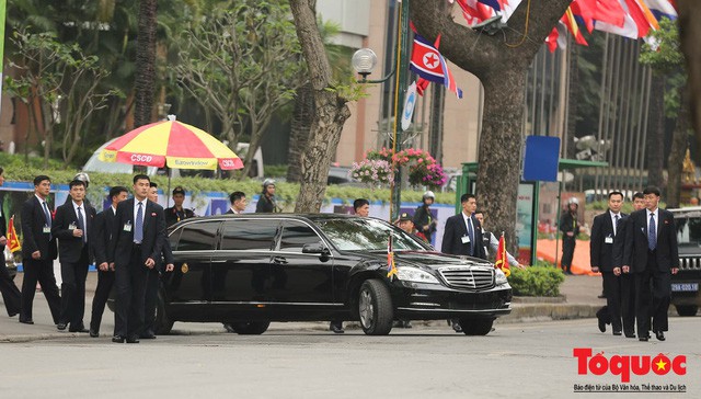 Soi dàn cận vệ áo đen của nhà lãnh đạo Kim Jong-un tại Hà Nội - Ảnh 10.